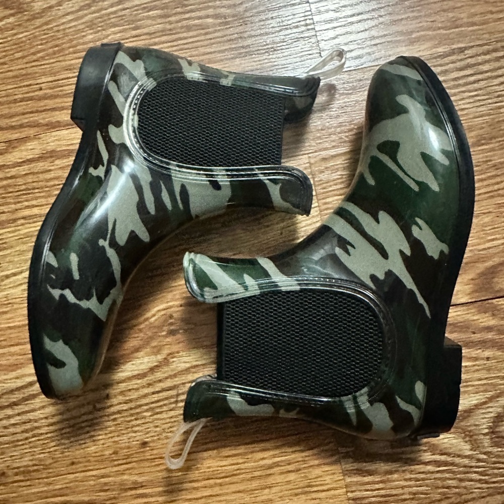 Seven7 Dover Camo Rain Ankle Booties Size 8